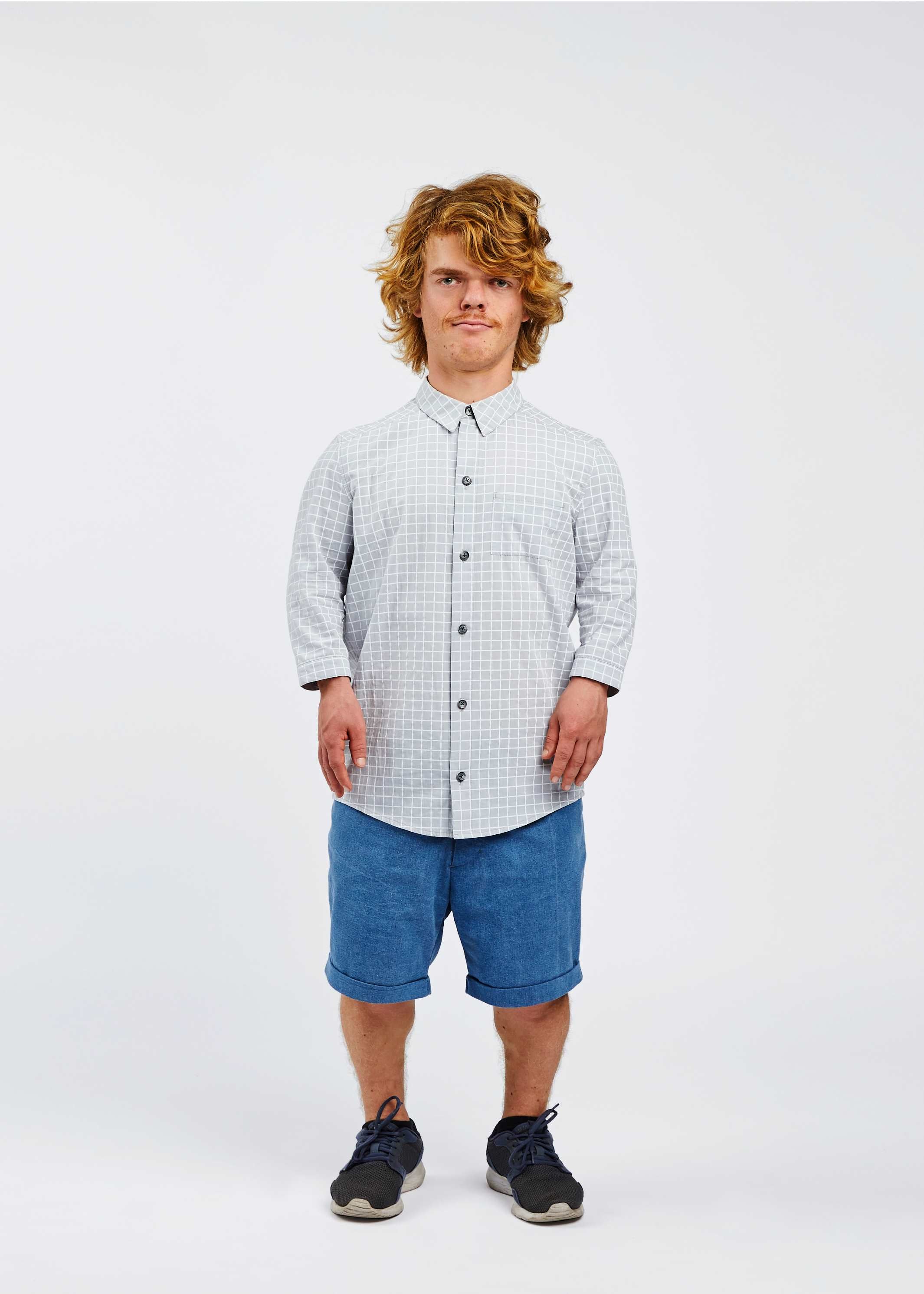 man with dwarfism wearing light grey grid texture short and blue shorts