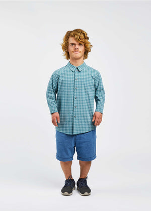 man with dwarfism wearing blue grid pattern shirt and blue shorts